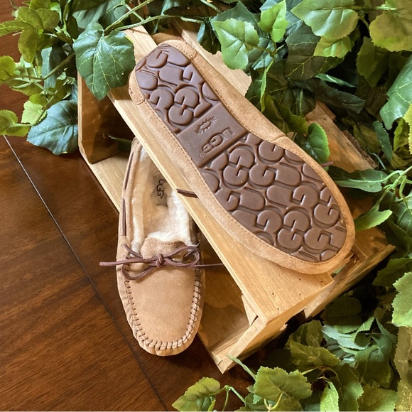 Women’s Chestnut UGG Dakota Slipper Moccasins Size 8. - Picture 2 of 3